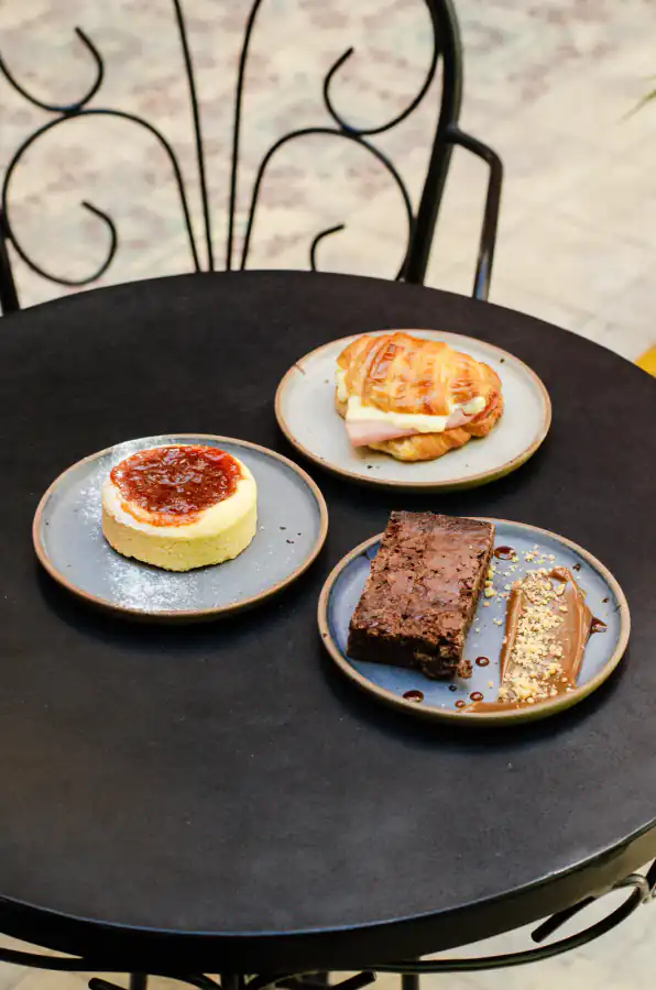 Platos dulces y salados preparados en la cafetería de La PlaPla